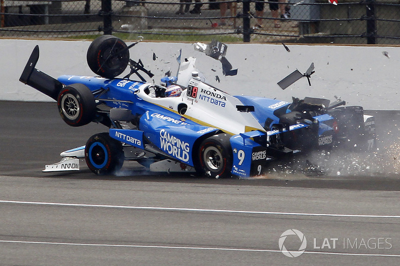 Scott Dixon, Chip Ganassi Racing Honda, Jay Howard, Schmidt Peterson Motorsports Honda involved in a huge crash