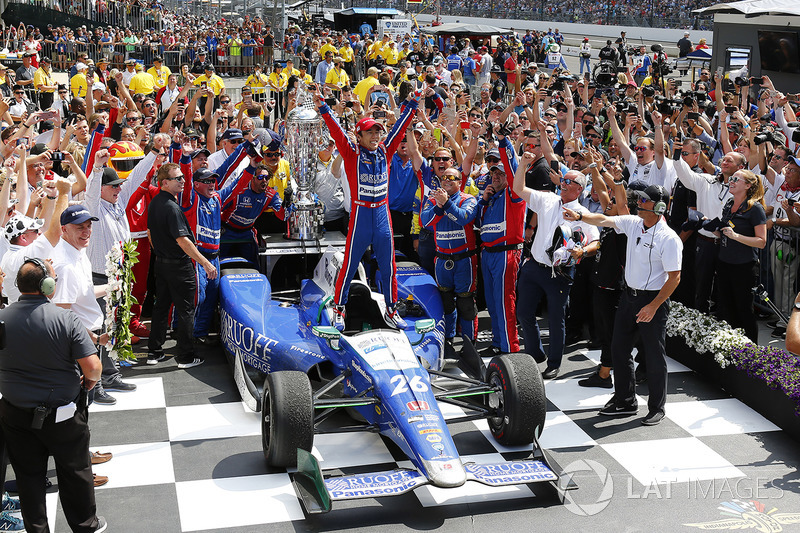 Takuma Sato, Andretti Autosport Honda celebrates in victory lane