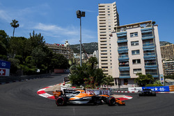 Jenson Button, McLaren MCL32, chases Pascal Wehrlein, Sauber C36-Ferrari lors du premier tour