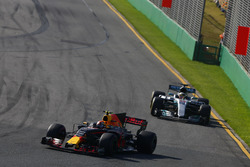 Max Verstappen, Red Bull Racing, RB13; Lewis Hamilton, Mercedes AMG F1, W08