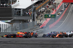 Макса Ферстаппена, Red Bull Racing RB13, виштовхують із траси на старті