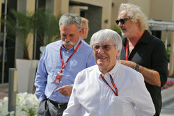 Берни Экклстоун, председатель Formula One Group Чейз Кэри и Флавио Бриаторе