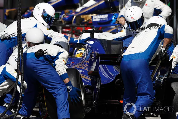  Marcus Ericsson, Sauber C36, pitstop