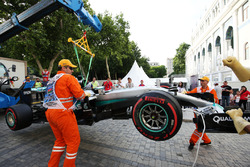 Машину Mercedes AMG F1 W07 Hybrid Льюиса Хэмилтона, Mercedes AMG F1 убирают с трассы после аварии