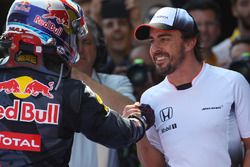 Ganador Max Verstappen, Red Bull Racing celebra en el parc ferme con Fernando Alonso, McLaren