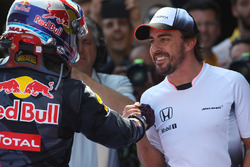 Победитель гонки - Макс Ферстаппен, Red Bull Racing празднует в закрытом парке с Фернандо Алонсо, M