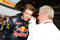 Даниил Квят, Red Bull Racing и доктор Хельмут Марко, консультант Red Bull Motorsport на стартовой ре