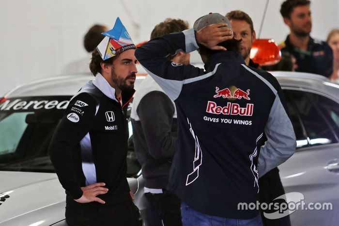 Fernando Alonso, McLaren con Carlos Sainz, Scuderia Toro Rosso en el desfile de pilotos