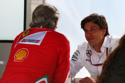 (Зліва направо): Мауріціо Аррівабене, голова Ferrari Team з Тото Вольффом, акціонером та виконавчим