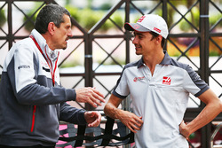 Guenther Steiner, Director de equipo de Haas F1 con Esteban Gutiérrez, Haas F1 Team