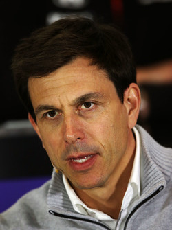 Toto Wolff, Mercedes AMG F1 accionista y Director Ejecutivo en la Conferencia de prensa FIA
