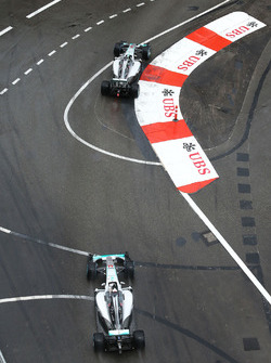 Нико Росберг, Mercedes AMG F1 W07 Hybrid едет впереди Льюиса Хэмилтона, Mercedes AMG F1 W07 Hybrid