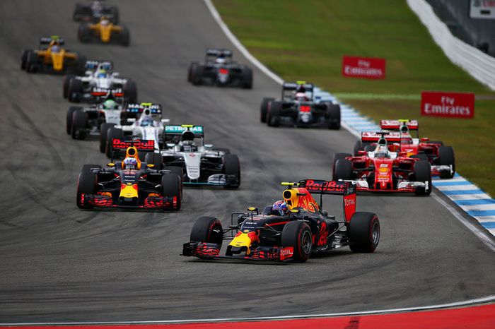 Daniel Ricciardo, Red Bull Racing RB12 y Max Verstappen, Red Bull Racing RB12 al inicio de la carrera