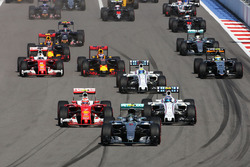 Nico Rosberg, Mercedes AMG F1 Team W07 aan de leiding bij de start