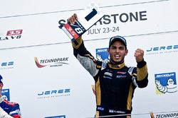 Ganador de la carrera Roy Nissany, Lotus