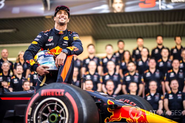 Daniel Ricciardo, Red Bull Racing à la photo d'équipe