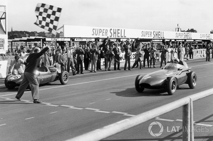 Stirling Moss, Vanwall, with Tony Brooks who gave up his car for Moss to drive after his car retired