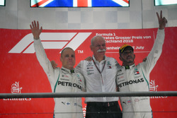 Podio: il secondo classificato Valtteri Bottas, Mercedes-AMG F1, il Dr. Dieter Zetsche, CEO Daimler AG, il vincitore della gara Lewis Hamilton, Mercedes-AMG F1