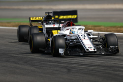 Marcus Ericsson, Sauber C37, leads Nico Hulkenberg, Renault Sport F1 Team R.S. 18