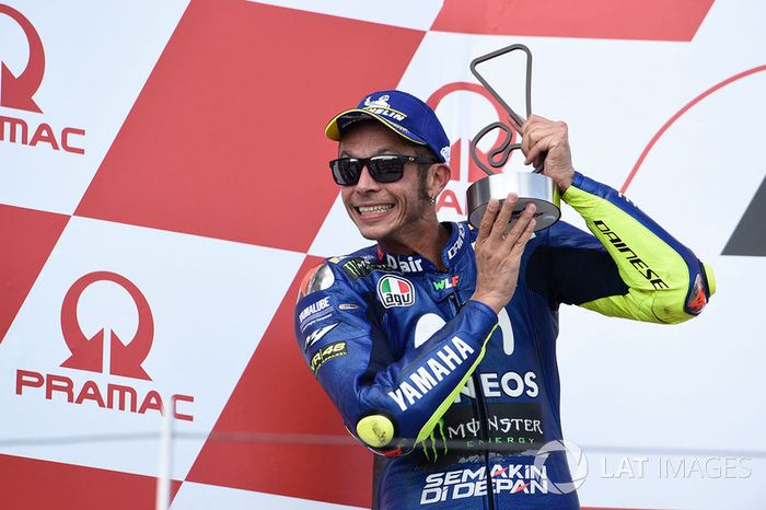 Podio: segundo clasificado Valentino Rossi, Yamaha Factory Racing