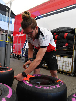 Un meccanico Sauber contrassegna le gomme Pirelli