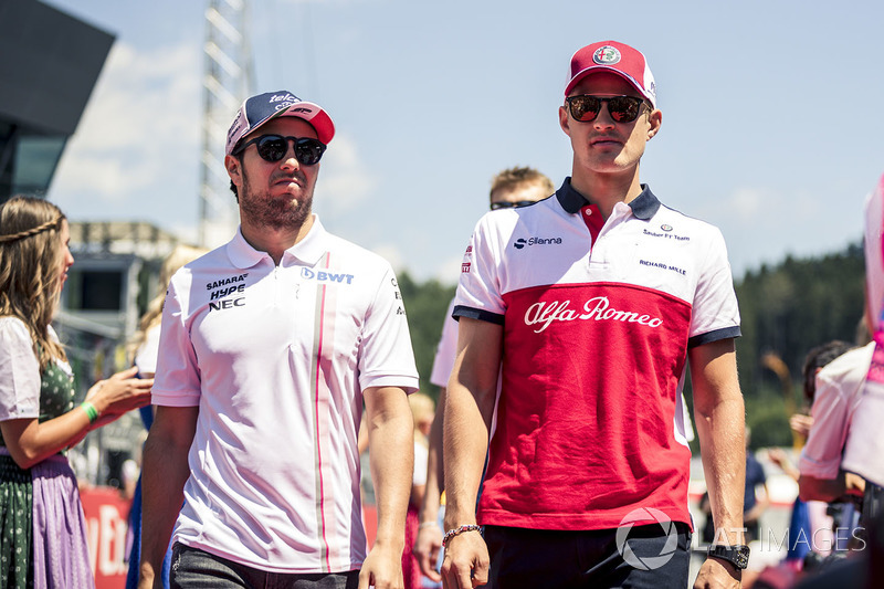 Sergio Perez, Force India and Marcus Ericsson, Sauber on the drivers parade