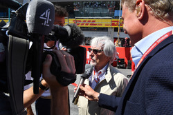 Bernie Ecclestone, discute avec David Coulthard, Channel 4 F1 et Mark Webber sur la grille