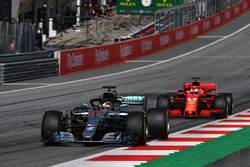 Lewis Hamilton, Mercedes-AMG F1 W09, Sebastian Vettel, Ferrari SF71H