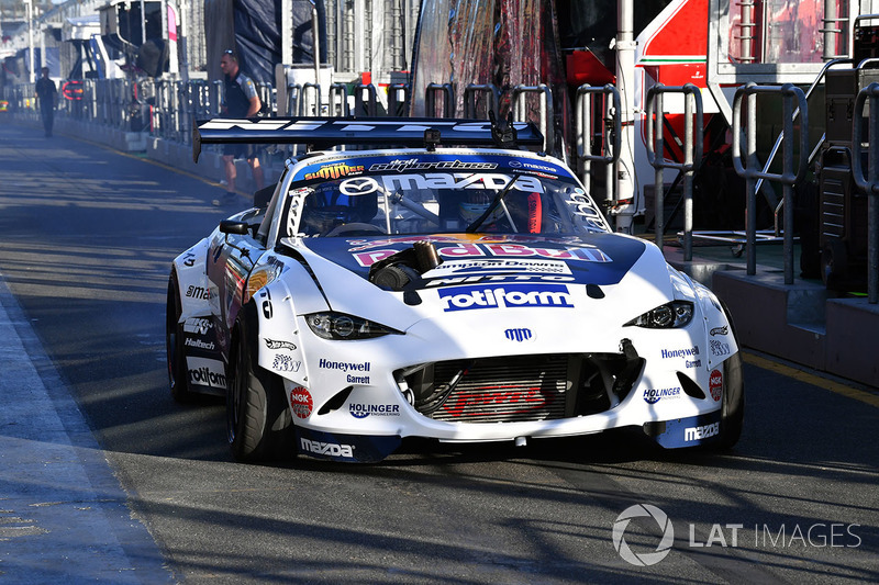 "Mad Mike" Michael Whiddett, Mazda RX7 ve yolcusu Daniel Ricciardo, Red Bull Racing