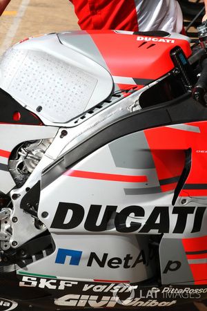 Dettaglio del serbatoio del carburante sulla moto di Jorge Lorenzo, Ducati Team