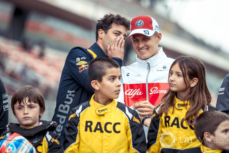 Daniel Ricciardo, Red Bull Racing et Marcus Ericsson, Sauber, avec des jeunes pilotes de karting