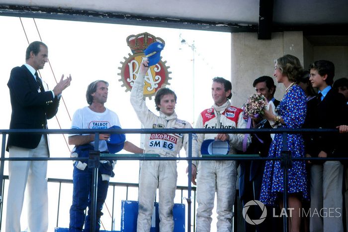 Wyczerpany zwycięzca wyścigu Gilles Villeneuve, Ferrari, w środku, przyjmuje oklaski, gdy Jaques Laffite, Ligi