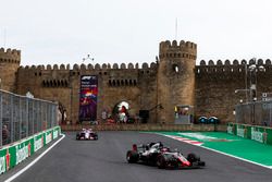 Romain Grosjean, Haas F1 Team VF-18 Ferrari, Sergio Perez, Force India VJM11 Mercedes