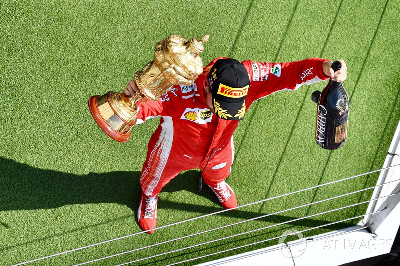 Il vincitore della gara Sebastian Vettel, Ferrari, festeggia sul podio