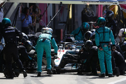 Lewis Hamilton, Mercedes AMG F1 W09, effettua un pit stop