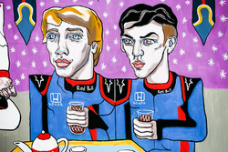 Une fresque de Brendon Hartley, Toro Rosso, et Pierre Gasly, Toro Rosso