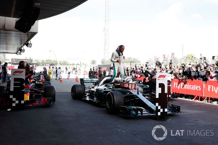 Lewis Hamilton, Mercedes AMG F1 W09, celebra en