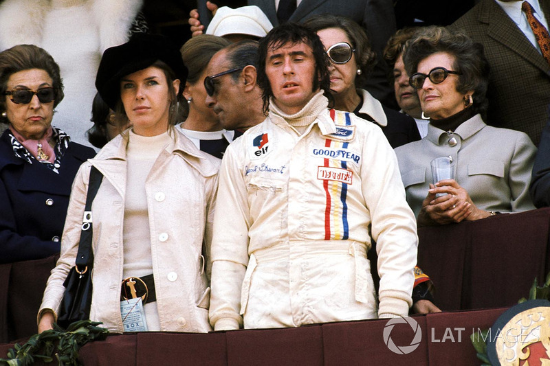 Podio: el ganador Jackie Stewart, Tyrrell, con su mujer Helen