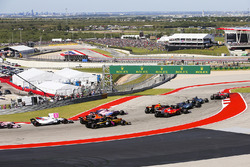 Sebastian Vettel, Ferrari SF70H, Lewis Hamilton, Mercedes AMG F1 W08, Valtteri Bottas, Mercedes AMG F1 W08, Daniel Ricciardo, Red Bull Racing RB13, Kimi Raikkonen, Ferrari SF70H, Esteban Ocon, Sahara Force India F1 VJM10, Fernando Alonso, McLaren MCL32, Carlos Sainz Jr., Renault Sport F1 Team RS17, the rest of the field at the start