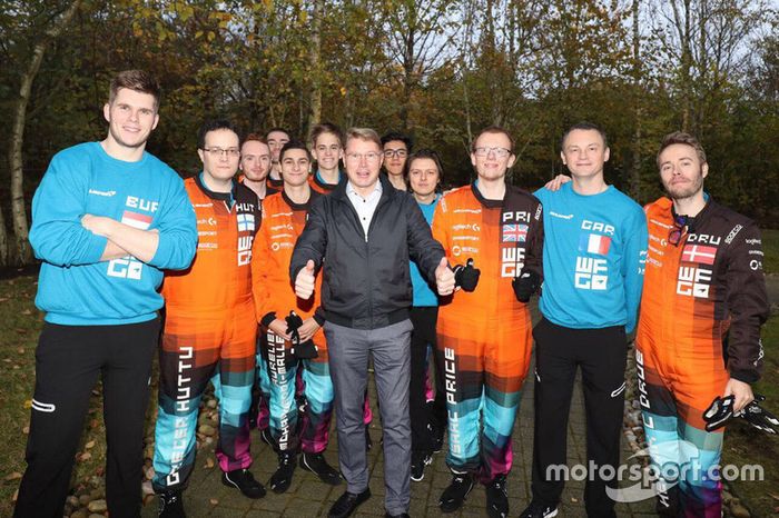 Mika Hakkinen con participantes del McLaren World's Fastest Gamer