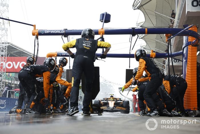 Lando Norris, McLaren MCL38, hace una parada en boxes