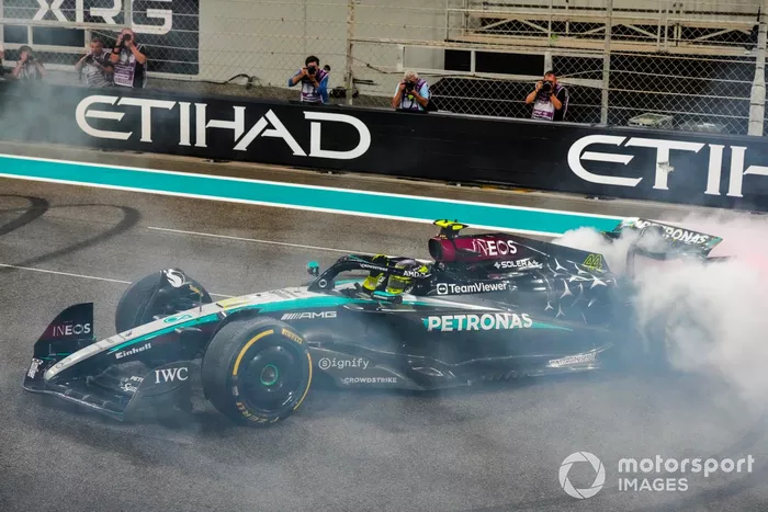 Lewis Hamilton, Mercedes F1 W15, fait des donuts à la fin de la course