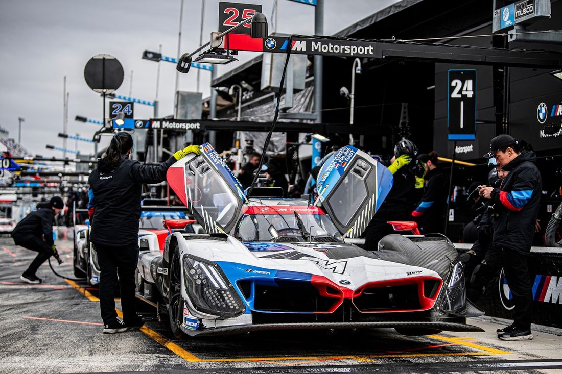 #25 BMW M Team RLL BMW M Hybrid V8: Marco Wittmann, Sheldon Van Der Linde, Robin Frijns, Rene Rast