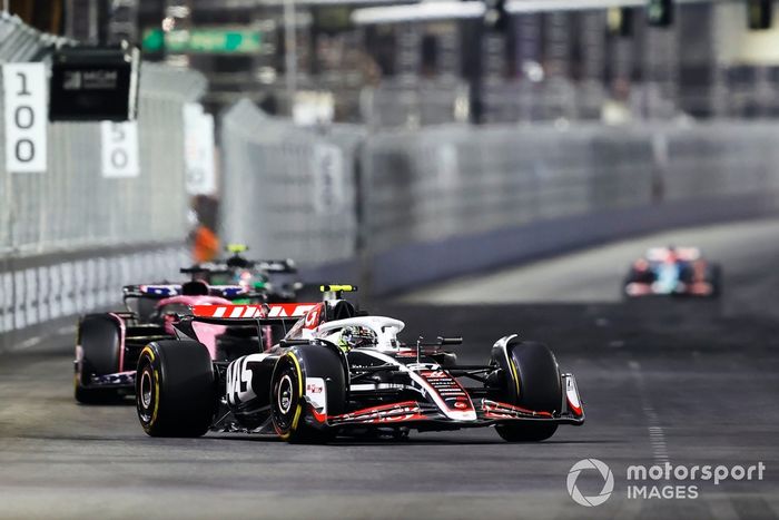 Nico Hulkenberg, Haas VF-24, Esteban Ocon, Alpine A524