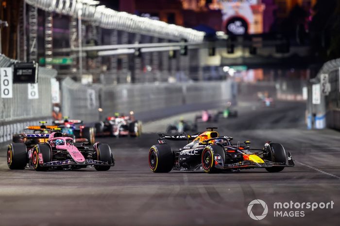 Max Verstappen, Red Bull Racing RB20, adelanta a Pierre Gasly, Alpine A524