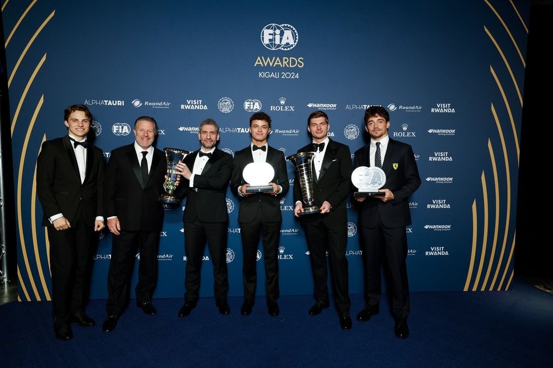 Oscar Piastri, McLaren, Zak Brown, CEO de McLaren, Andrea Stella, Director del equipo, McLaren F1 Team, Lando Norris, McLaren, Max Verstappen, Red Bull Racing, Charles Leclerc, Ferrari.
