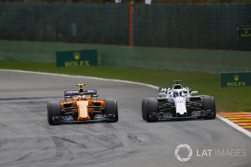 Lance Stroll, Williams FW41, i Stoffel Vandoorne, McLaren MCL33, walka na torze