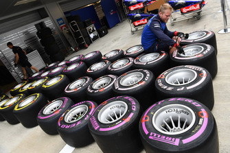 Un meccanico della Scuderia Toro Rosso, con degli pneumatici Pirelli