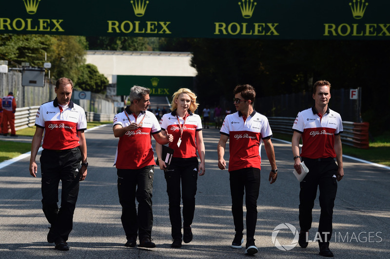 Charles Leclerc, Sauber ispeziona il circuito con Xevi Pujolar, Sauber Head of Track Engineering e Ruth Buscombe, Sauber Race Strategist