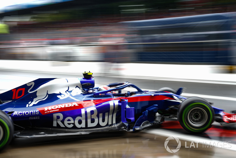 14. Pierre Gasly, Toro Rosso STR13, leaves the garage